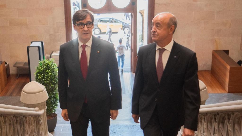 El presidente de la Generalitat, Salvador Illa (i) y el presidente del TSJC, Jesús María Barrientos (d)