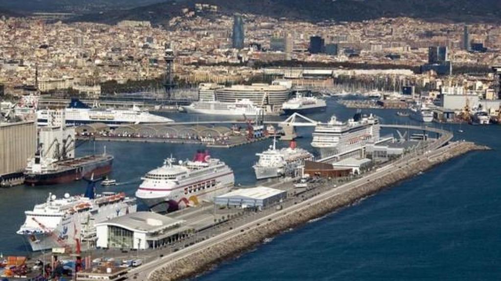 El Moll Adossat con cruceros, en primer plano, y el centro de Barcelona, de fondo