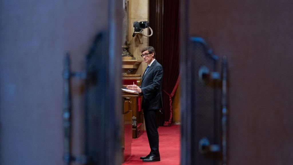 El presidente de la Generalitat de Cataluña, Salvador Illa, interviene durante un debate de Política General en el Parlament