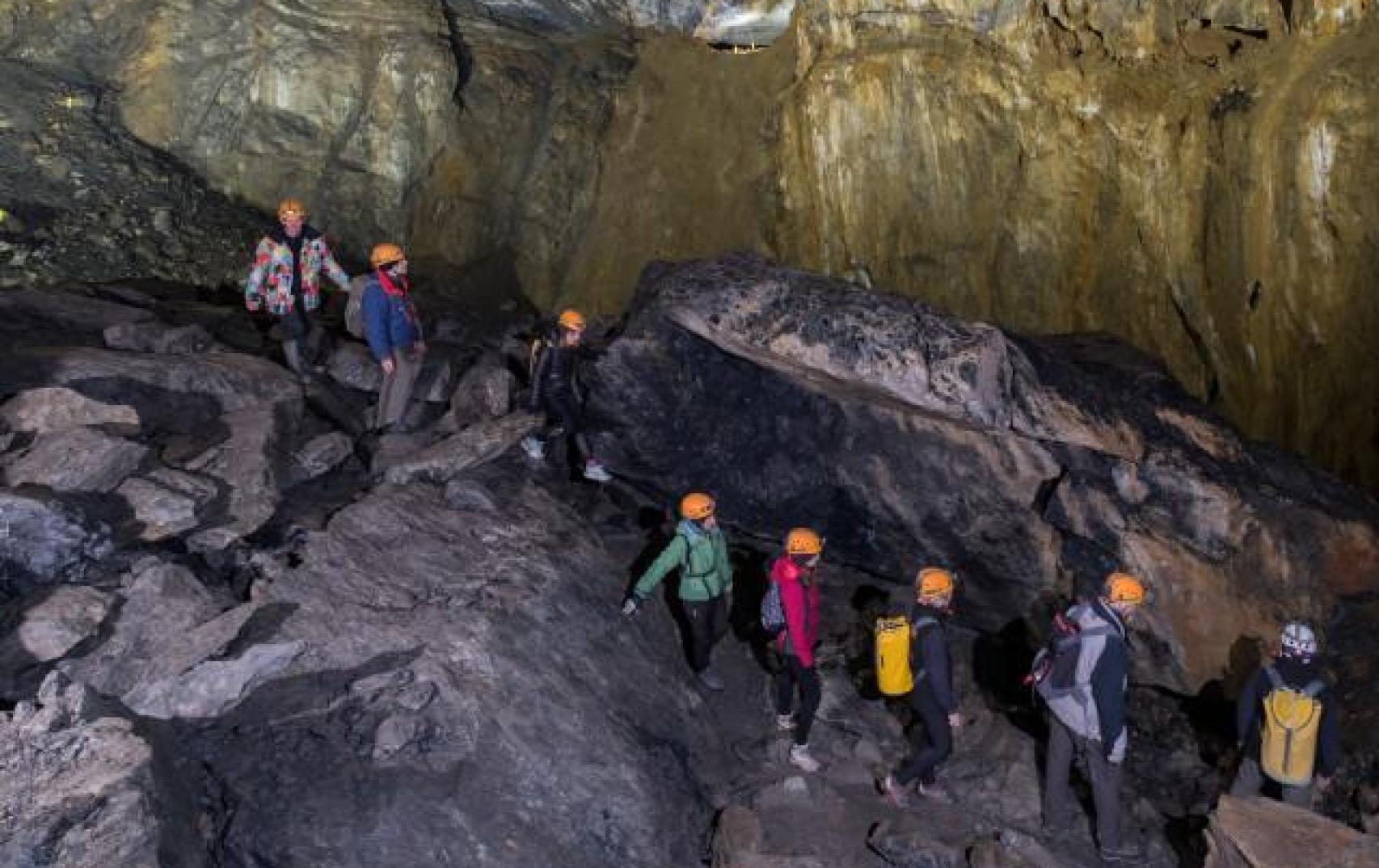 Grupo de visitantes en La Cueva de la Verna