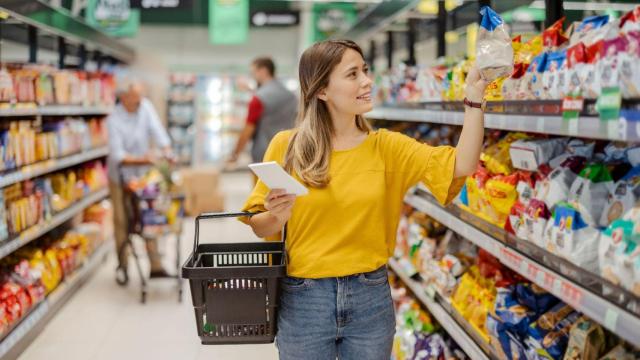 Mujer en un supermercado