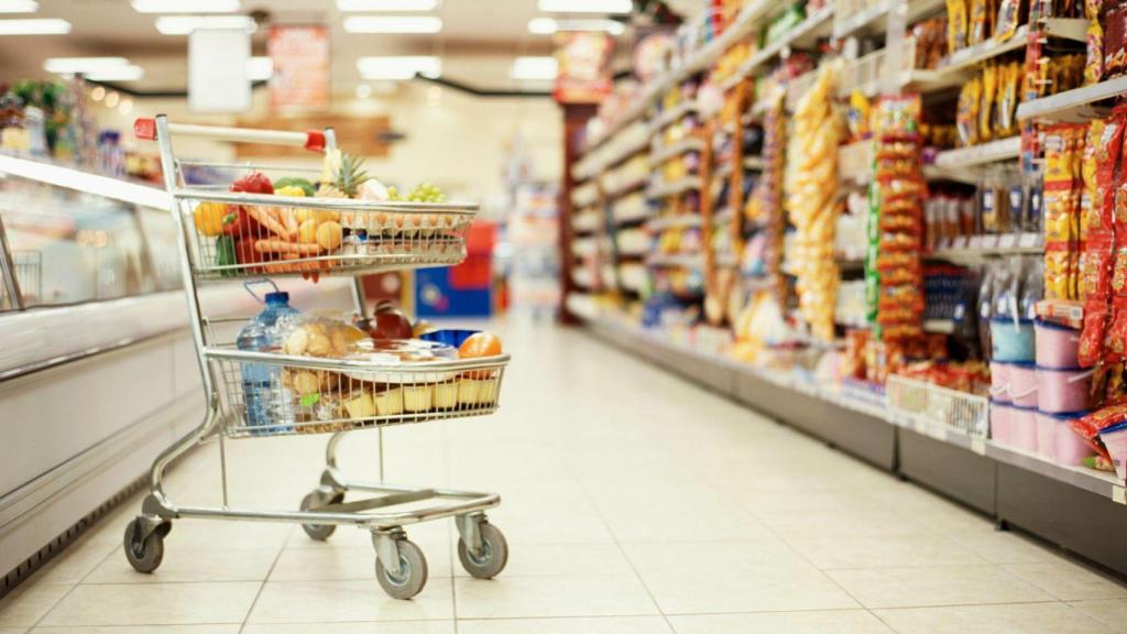 Carrito lleno de comida en un supermercado