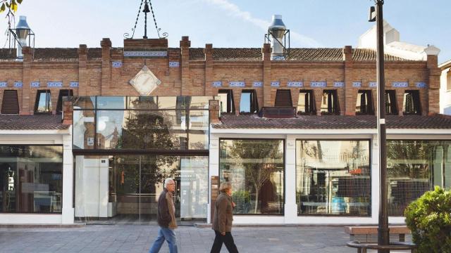 Dos paseantes, ante el Mercat Vell de Sant Cugat del Vallès, el primer mercado 'posh' de Cataluña