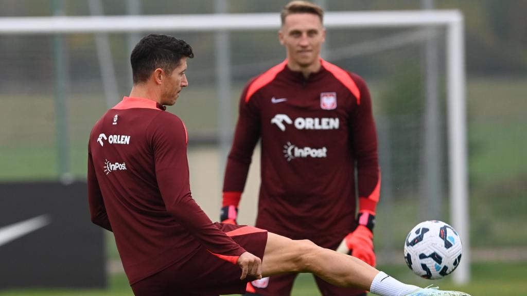 Robert Lewandowski y Marcin Bulka, en un entrenamiento de la selección de Polonia