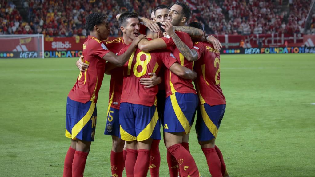 Los jugadores de la selección española celebran el gol de Martín Zubimendi contra Dinamarca