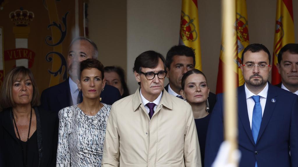 Salvador Illa y Núria Marín, junto a otros presidentes autonómicos, en el desfile del Día de la Hispanidad en Madrid