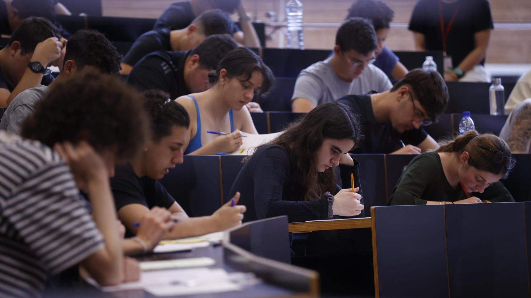 Estudiantes catalanes durante los exámenes de selectividad, en junio de 2024