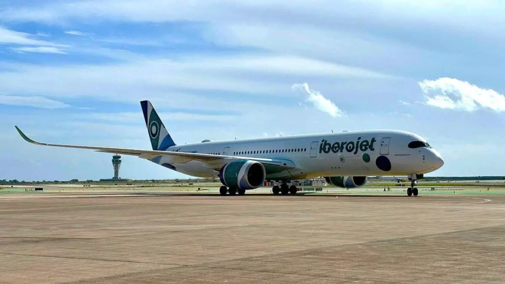 Imagen de una aeronave de Iberojet en pista