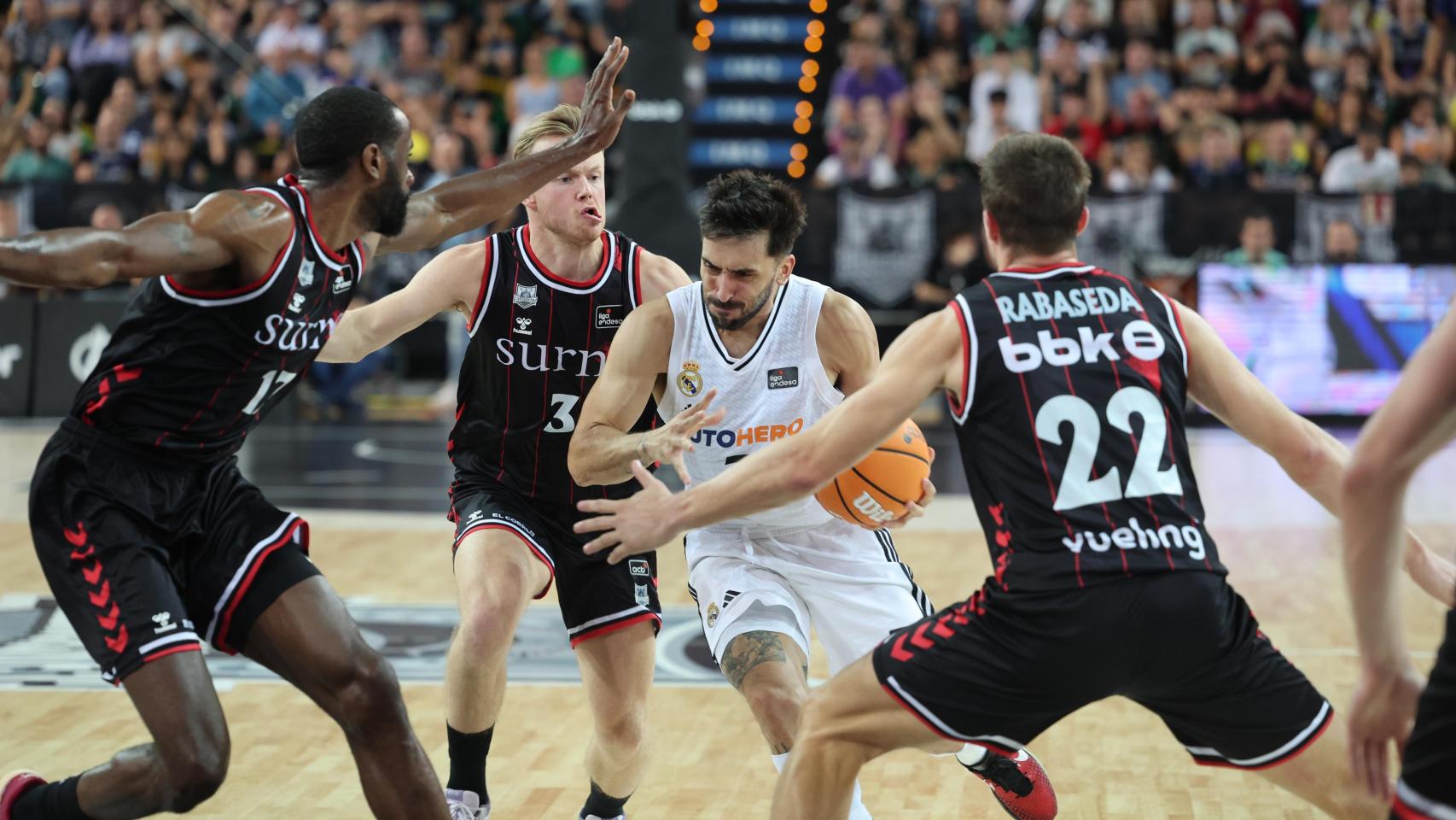 Facundo Campazzo, rodeado de rivales en el Bilbao-Real Madrid de basket