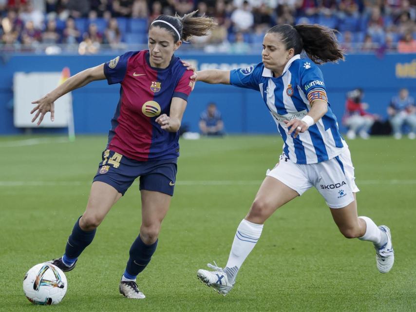 Aitana Bonmatí, perseguida por Carol, capitana del Espanyol, en el derbi catalán