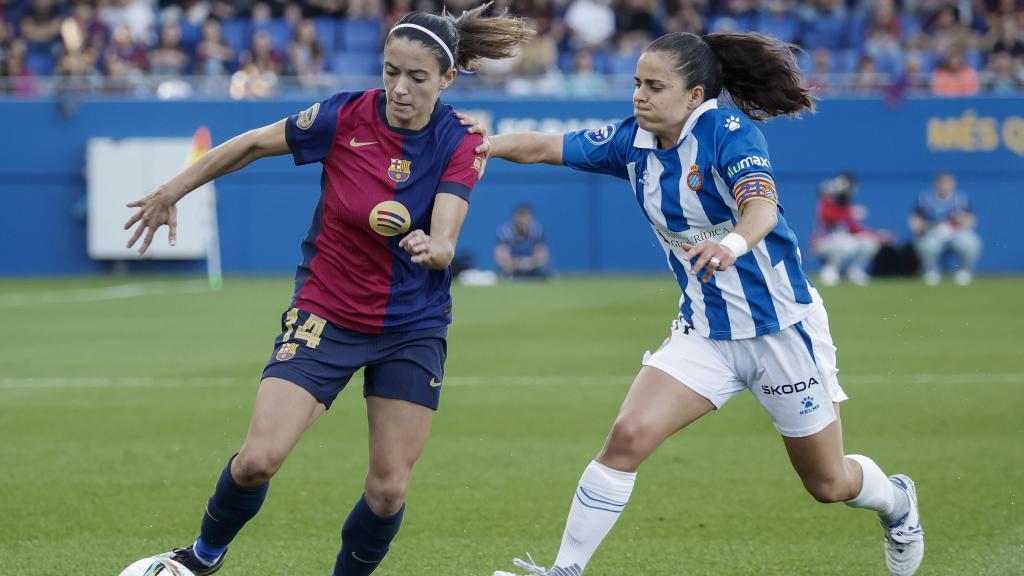 Aitana Bonmatí, perseguida por Carol, capitana del Espanyol, en el derbi catalán