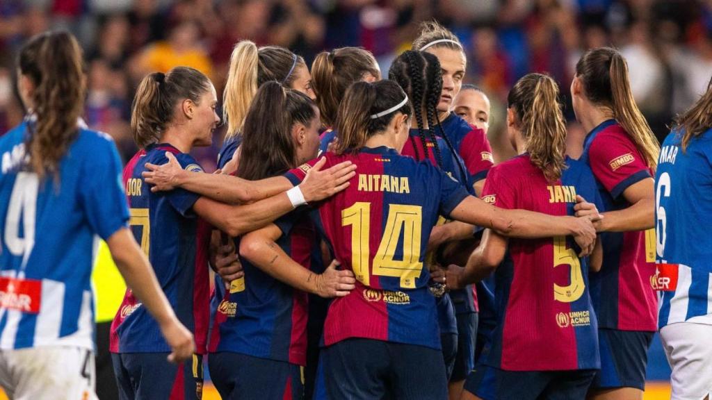 Las jugadoras del Barça Femenino hacen piña en la victoria contra el Espanyol