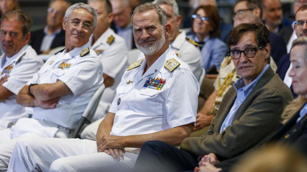 El rey Felipe Vi con el 'president' de la Generalitat, Salvador Illa