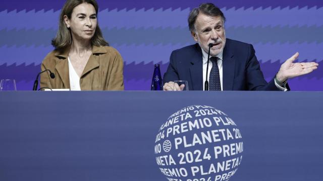 El presidente del Grupo Planeta, José Creuheras, y la presidenta del jurado, Carmen Posadas