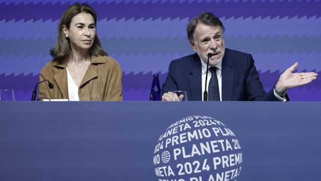 El presidente del Grupo Planeta, José Creuheras, y la presidenta del jurado, Carmen Posadas