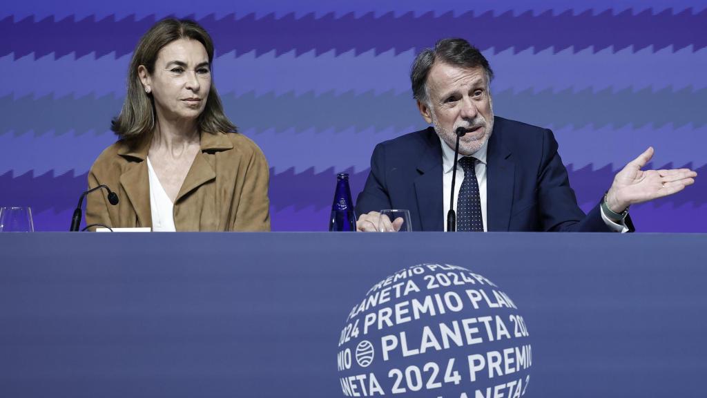 El presidente del Grupo Planeta, José Creuheras, y la presidenta del jurado, Carmen Posadas