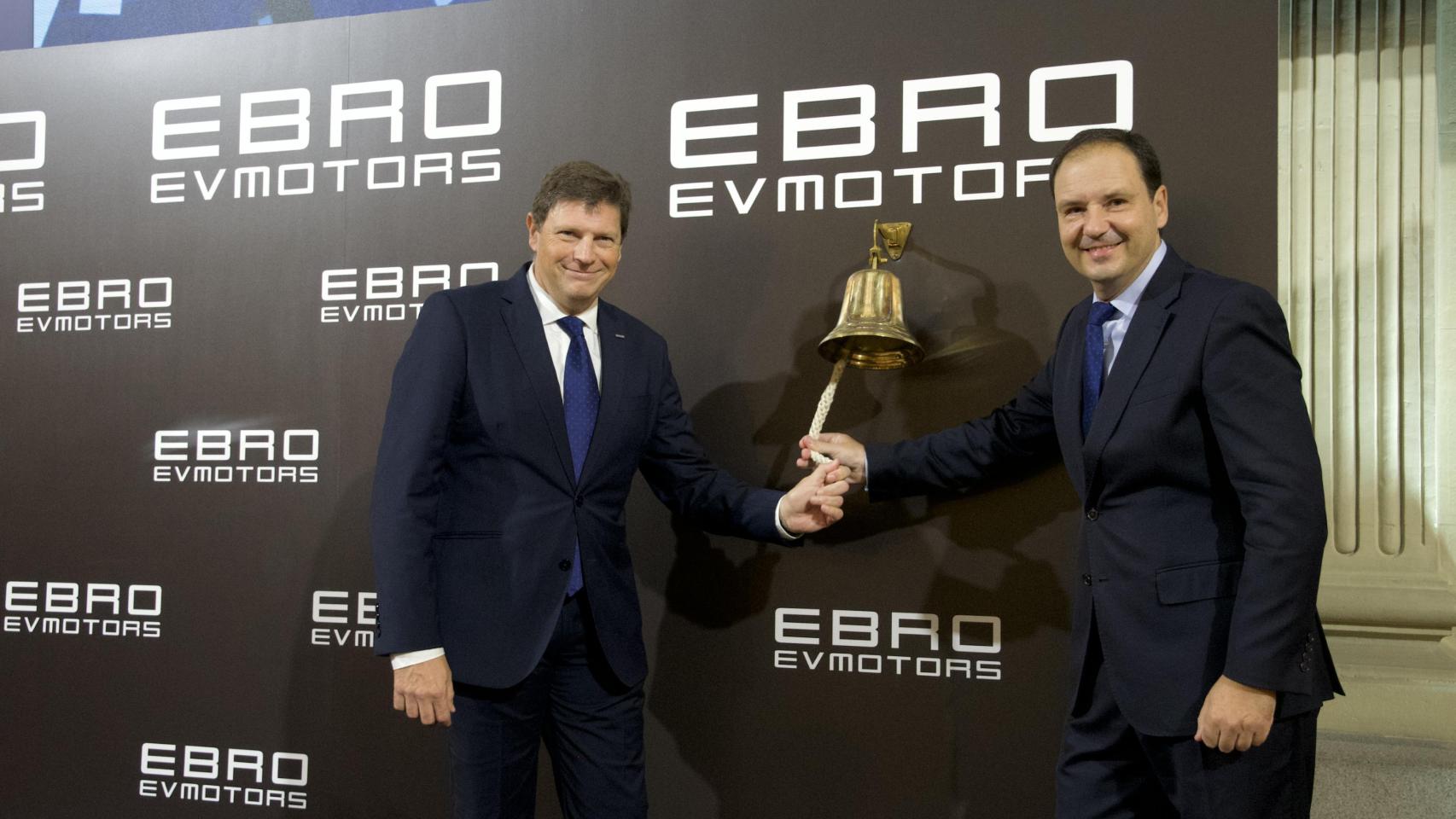 El consejero delegado de Ebro, Pedro Calef (izq.), y el presidente de EV Motors, Rafael Ruiz, en el estreno de la compañía en el BME Growth