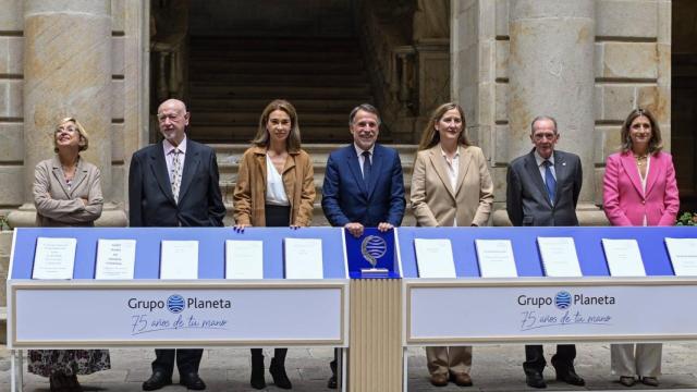 El jurado del Premio Planeta 2024 y el presidente del Grupo Planeta, José Creuheras