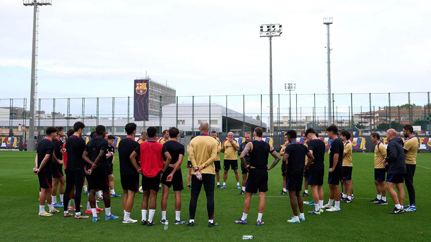 Los futbolistas del Barça reciben indicaciones de Hansi Flick antes de un entrenamiento