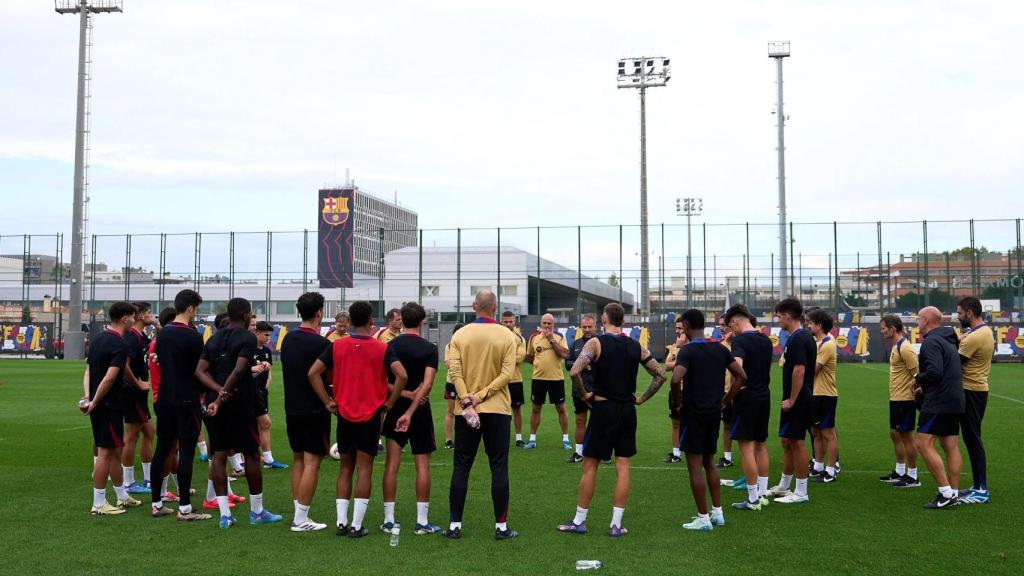 Los futbolistas del Barça reciben indicaciones de Hansi Flick antes de un entrenamiento