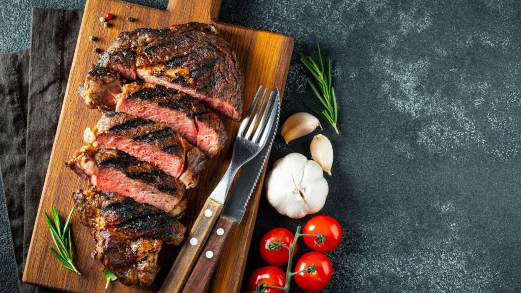 Carne en una paleta de madera con más ingredientes