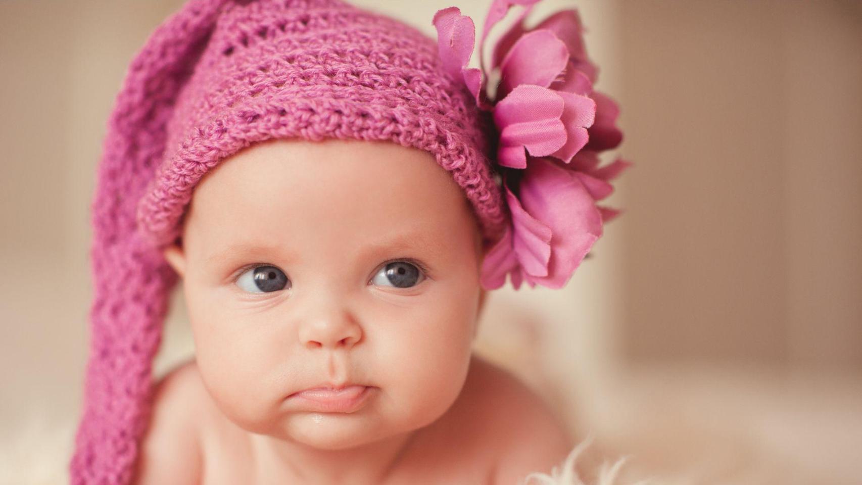 Una niña con un gorro rosa