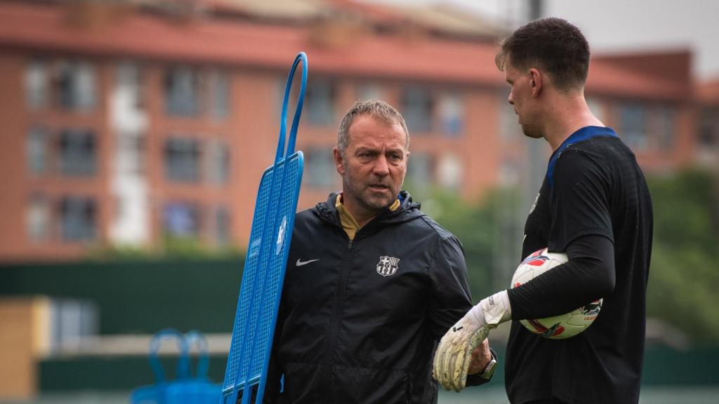 Hansi Flick conversa con Szczesny durante un entrenamiento del Barça