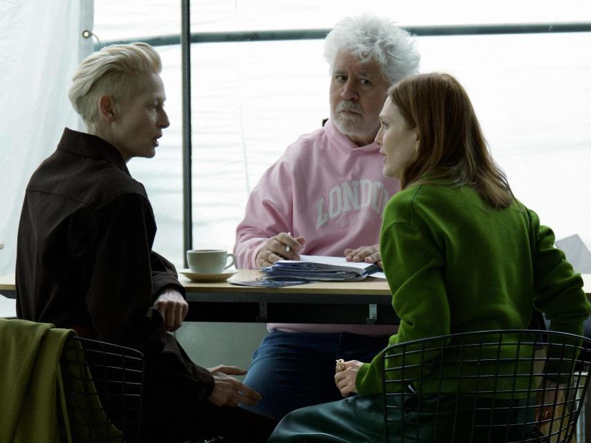 Almodóvar durante el rodaje de 'La habitación de al lado'