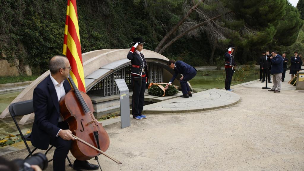 Illa entrega la ofrenda floral a la tumba de Lluís Companys