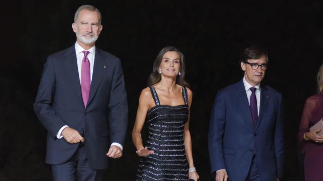 Los reyes Felipe VI y Letizia y el presidente de la Generalitat, Salvador Illa llegan a la entrega del 73 Premio Planeta en el MNAC, en Barcelona