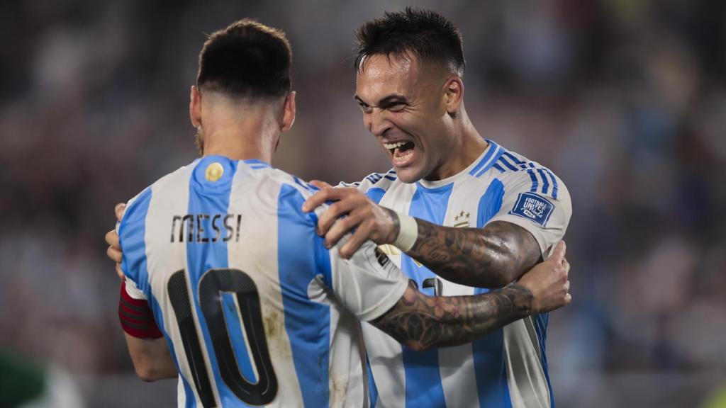 Lautaro Martínez abraza a Messi tras un gol anotado contra Bolivia