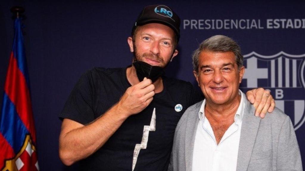 Chris Martin, cantante de Coldplay, junto a Joan Laporta