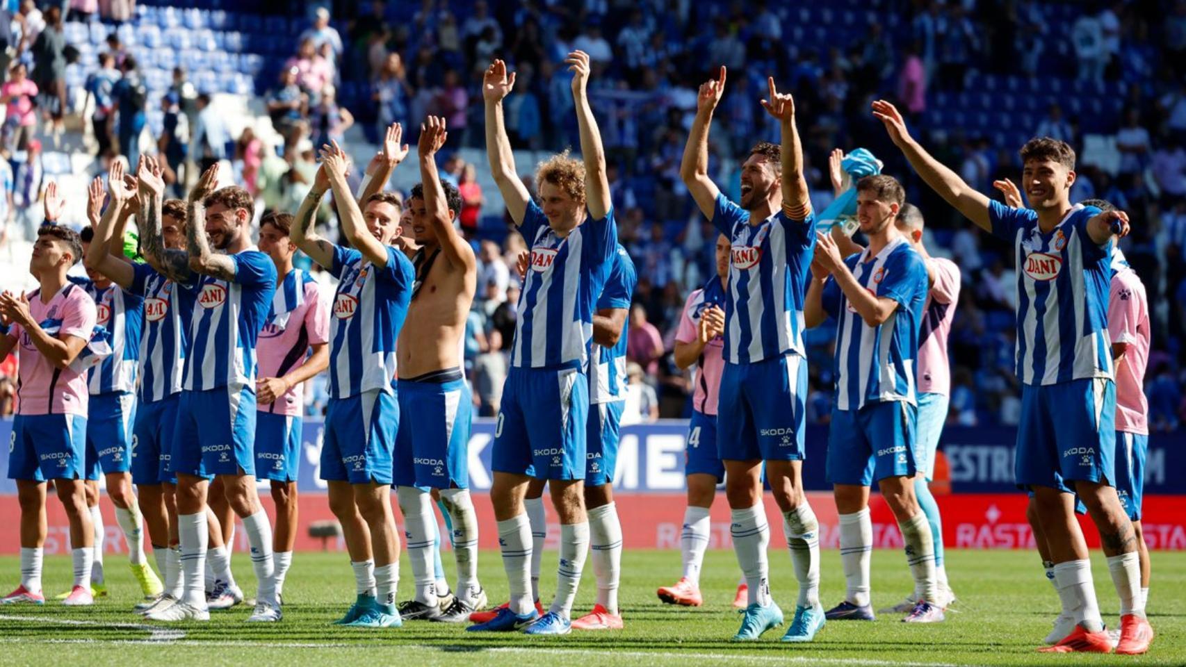 Los futbolistas del RCD Espanyol festejan con la afición una victoria en la Liga