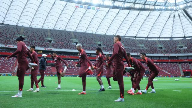 La selección de Polonia, liderada por Lewandowski, entrena antes de un partido