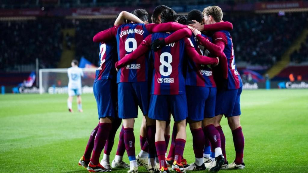 Los jugadores del Barça se abrazan tras el gol de Vitor Roque contra Osasuna