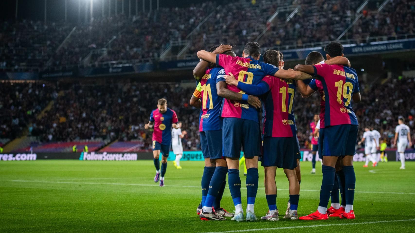 El abrazo de los jugadores del Barça de Hansi Flick en una victoria en Montjuïc