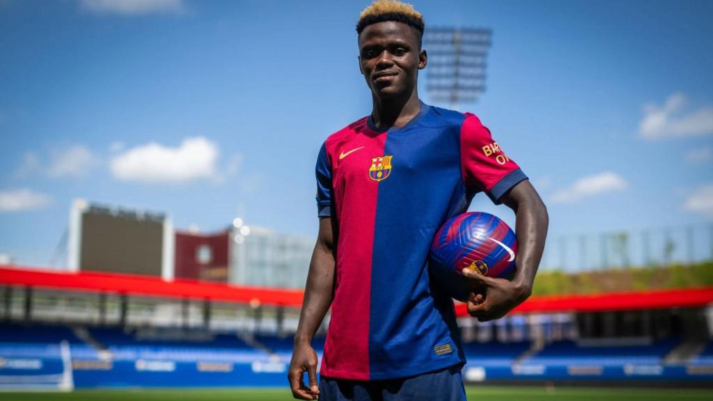 Abdul Aziz posa con la camiseta del Barça B en su presentación