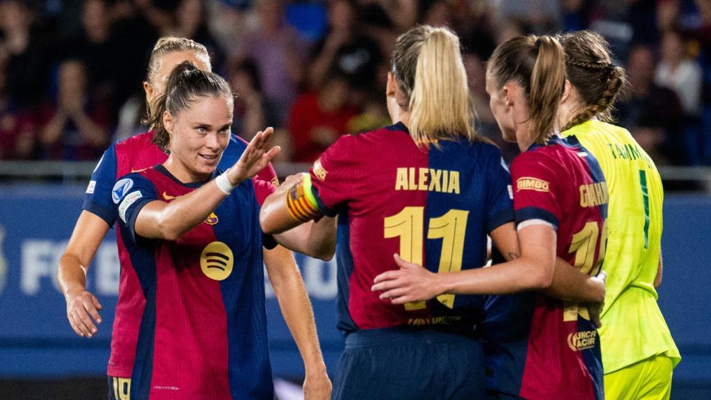 Las jugadoras del Barça Femenino felicitan a Alexia Putellas por su gol