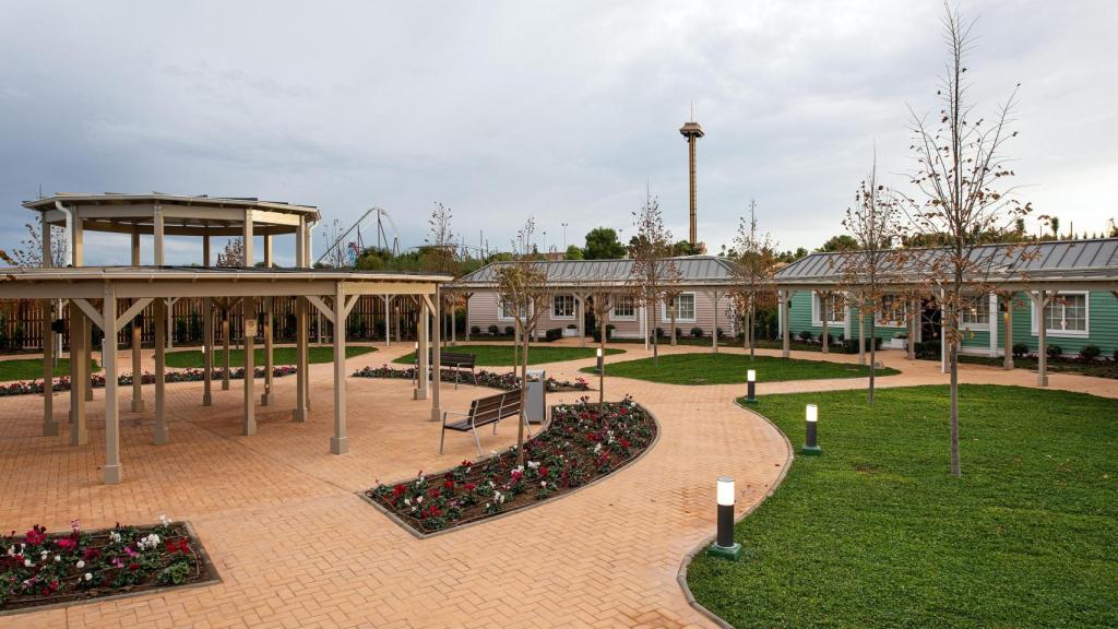 Vista de los bungalows desde la zona ajardinada del Dreams Village