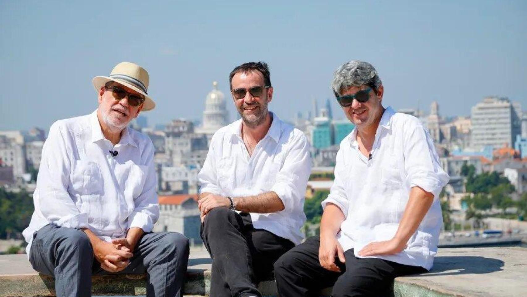 Los escritores Jorge Díaz, Agustín Martínez y Antonio Mercero, que escriben bajo el pseudónimo de Carmen Mola, posan en el Mirador del Cristo de La Habana (Cuba) por la presentación de su libro 'El infierno'. EFE/Editorial Planeta/Javier Ocaña