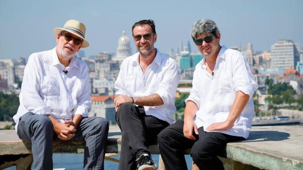 Los escritores Jorge Díaz, Agustín Martínez y Antonio Mercero, que escriben bajo el pseudónimo de Carmen Mola, posan en el Mirador del Cristo de La Habana (Cuba) por la presentación de su libro 'El infierno'. EFE/Editorial Planeta/Javier Ocaña