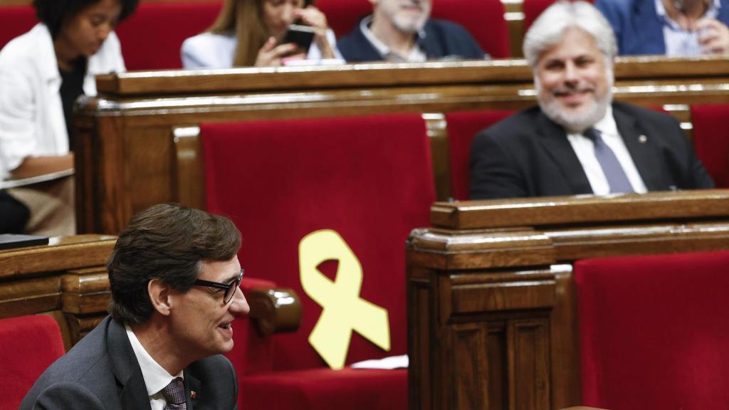 El presidente de la Generalitat, Salvador Illa, y el portavoz de JxCat, Albert Batet (d), se ríen en el Parlament