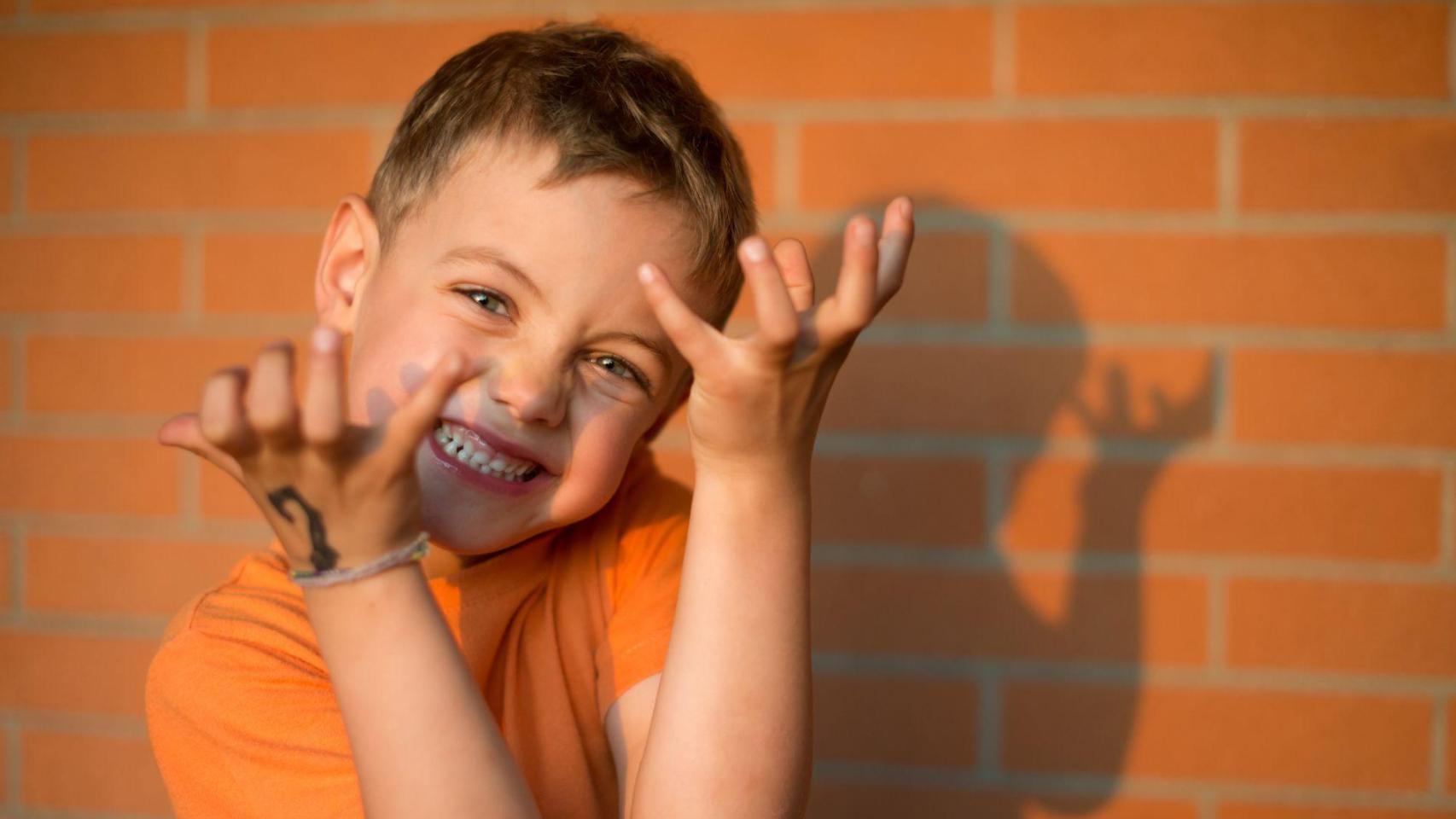 Un niño con expresión de duda