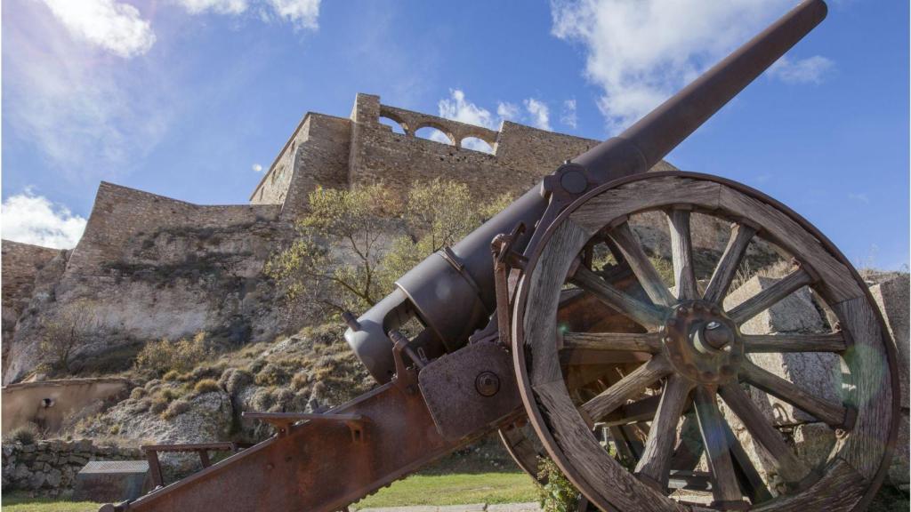 Exterior del castillo de Morella con un cañón