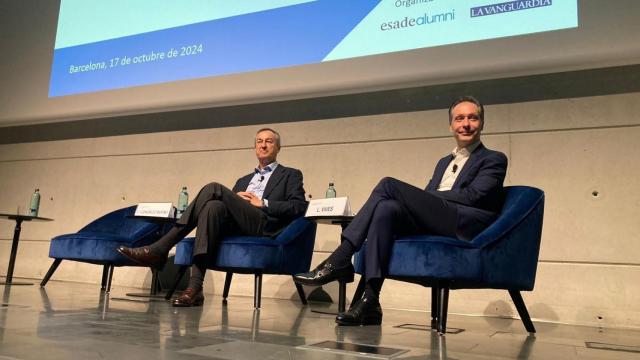 El consejero delegado de Banco Sabadell, César González-Bueno (izq.), y Luis Vives, profesor de Esade / EP