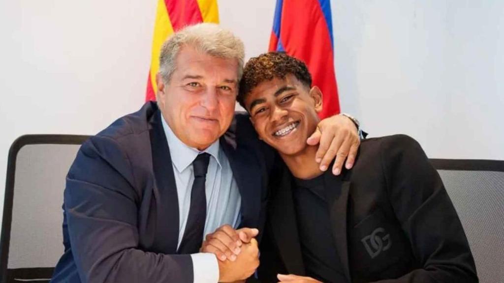 El abrazo de Joan Laporta y Lamine Yamal, durante la renovación de la joya de la Masía