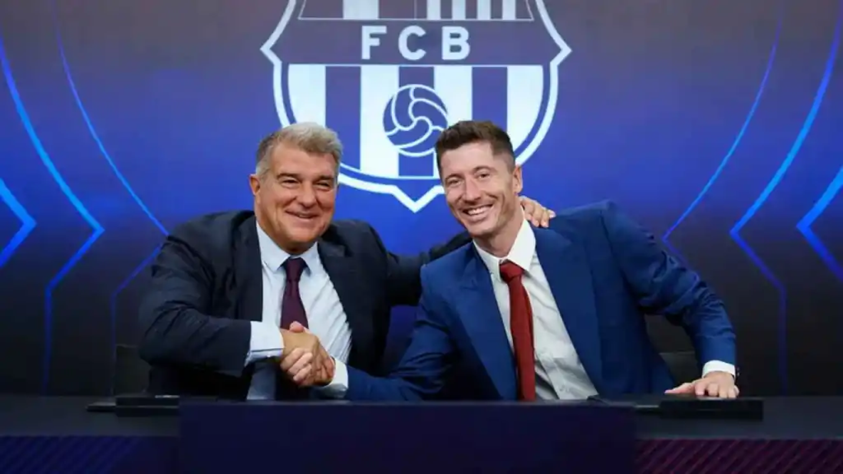 Joan Laporta junto a Robert Lewandowski en 2022