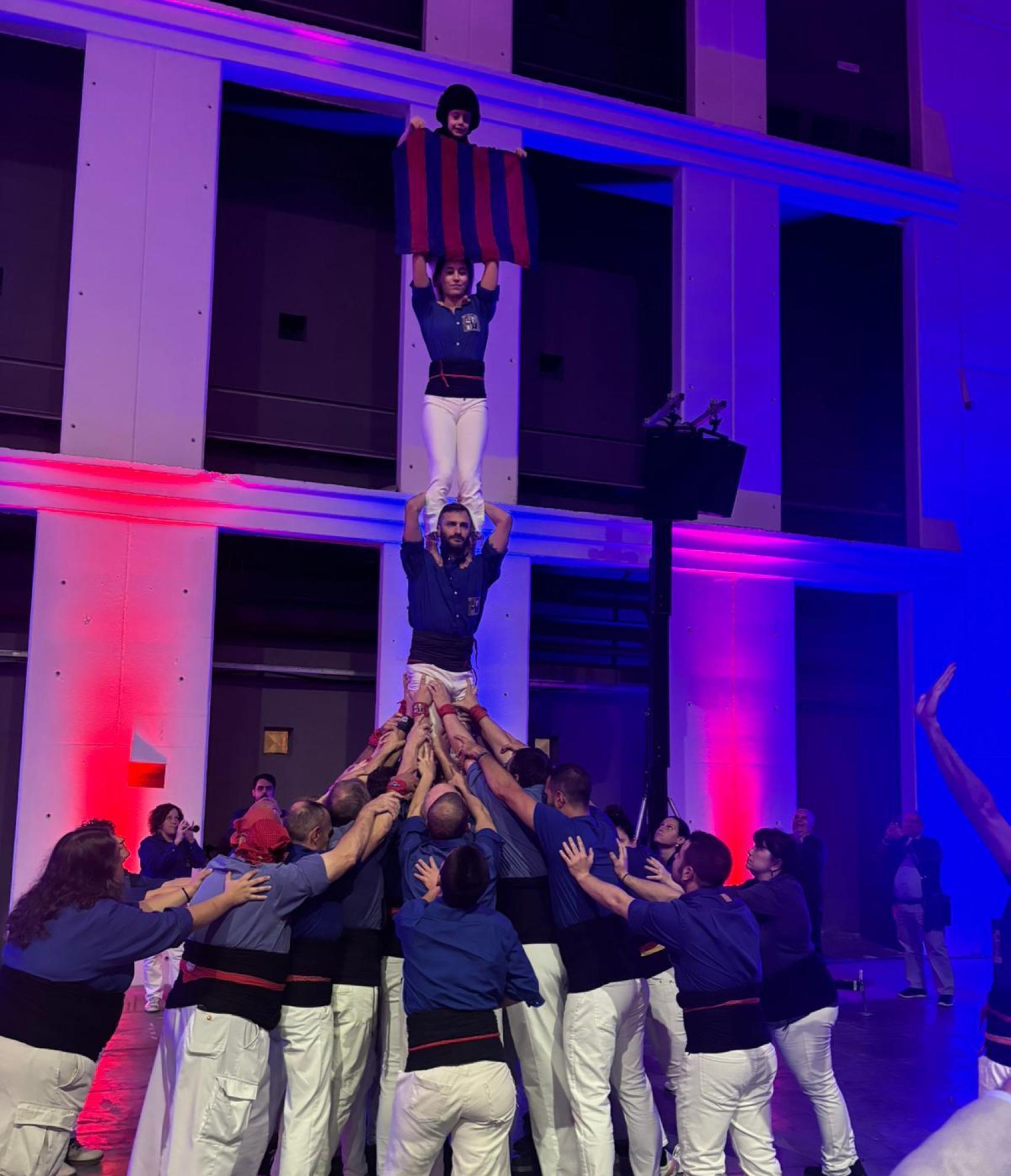 'Castellers' en el acto de presentación de 'Som un clam'