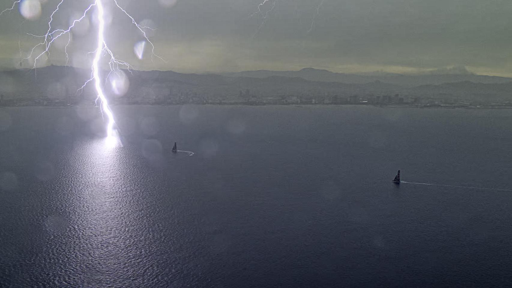 Caída de un rayo sobre la costa barcelonesa, durante una regata de la Copa América