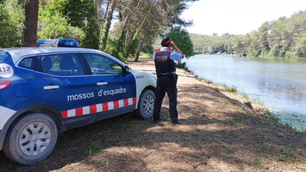 Un agente de Mossos d'Esquadra junto al pantano de Foix